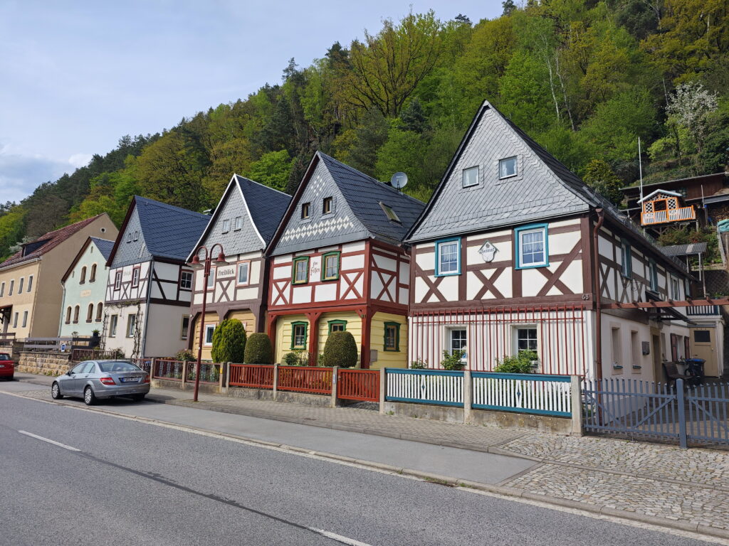 An der Elbe in Bad Schandau findest du einige sehr schöne Fachwerkhäuser