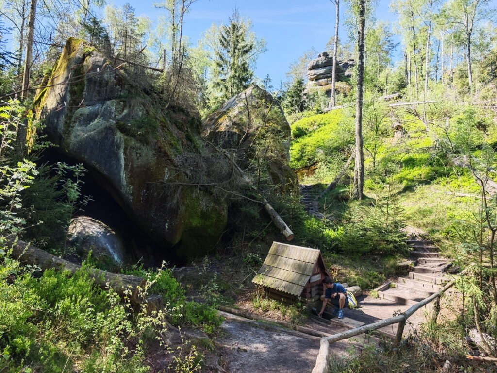 Die Frienstein Quelle direkt neben dem Wanderweg