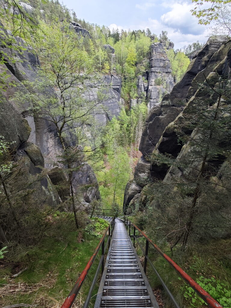 Heilige Stiege - der Blick zurück, samt Panorama auf die Felsen