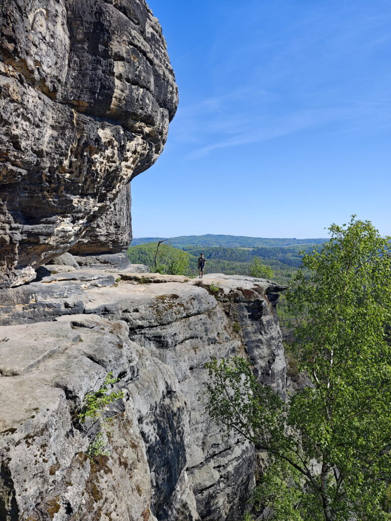 Die steilen Felsen des Frienstein prägen den Weg zur Idagrotte