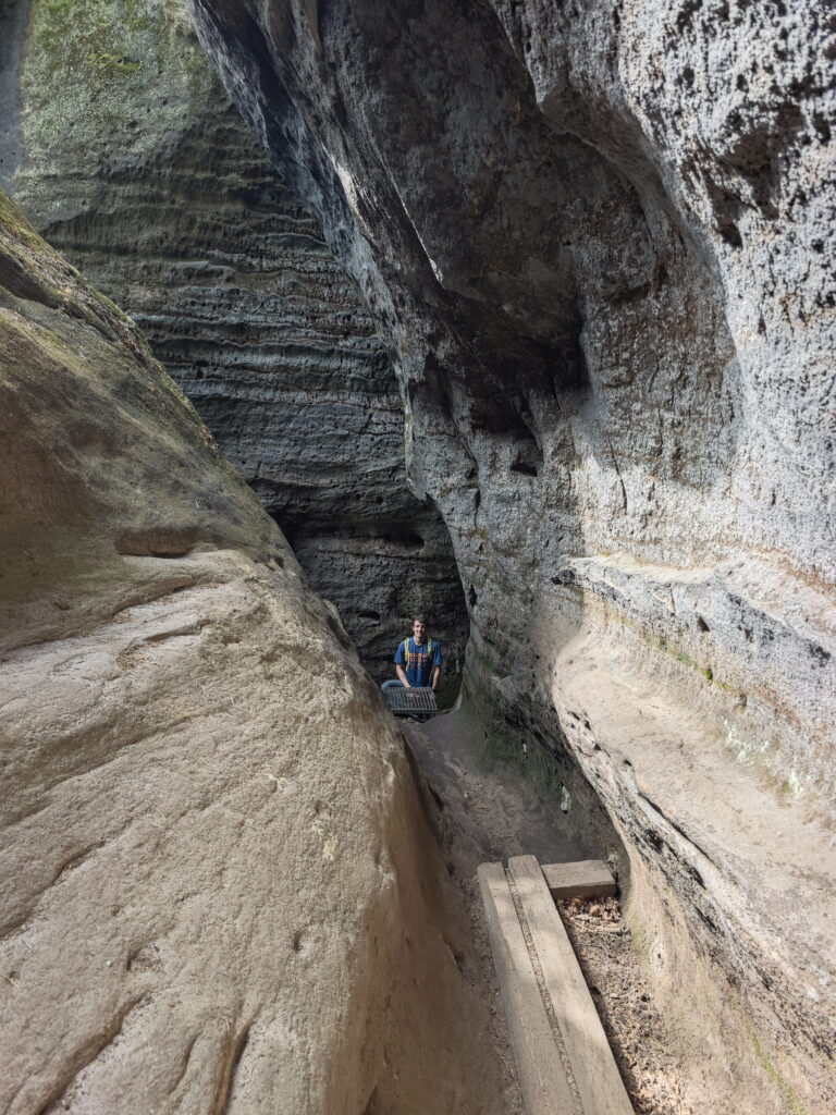 Über Stufen und Leitern führt der Wildschützensteig durch die Felsen